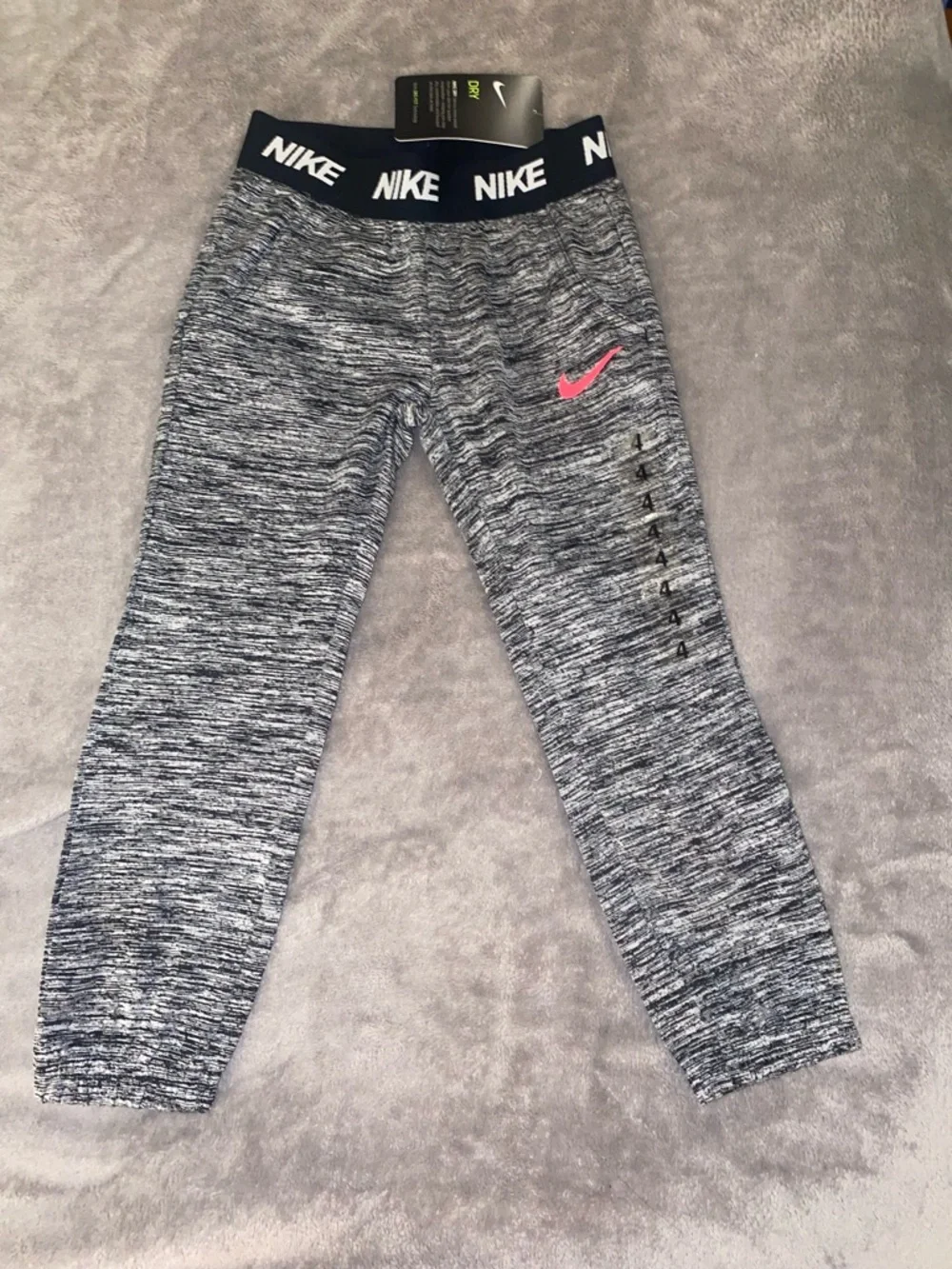 Nike Girls Active Set - Black Hoodie, Gray Top & Heathered pants - Picture 7 of 9